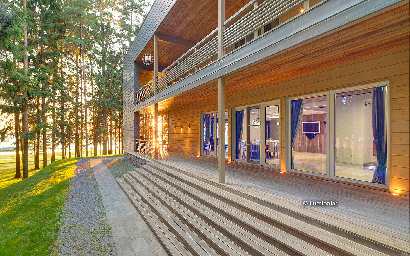 Терраса современного финского дома на земельном участке в лесу
