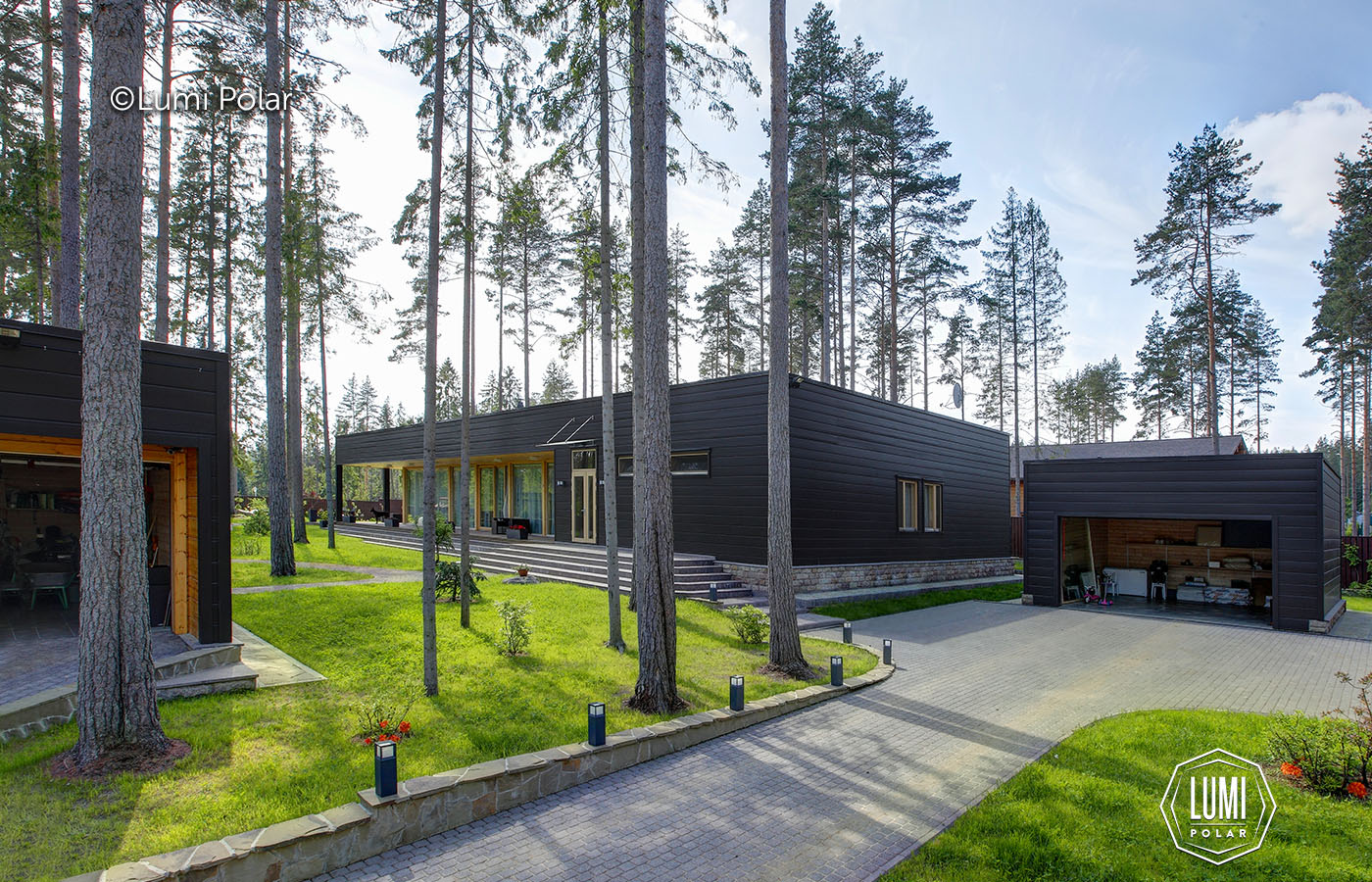 Современный финский дом на участке с деревьями